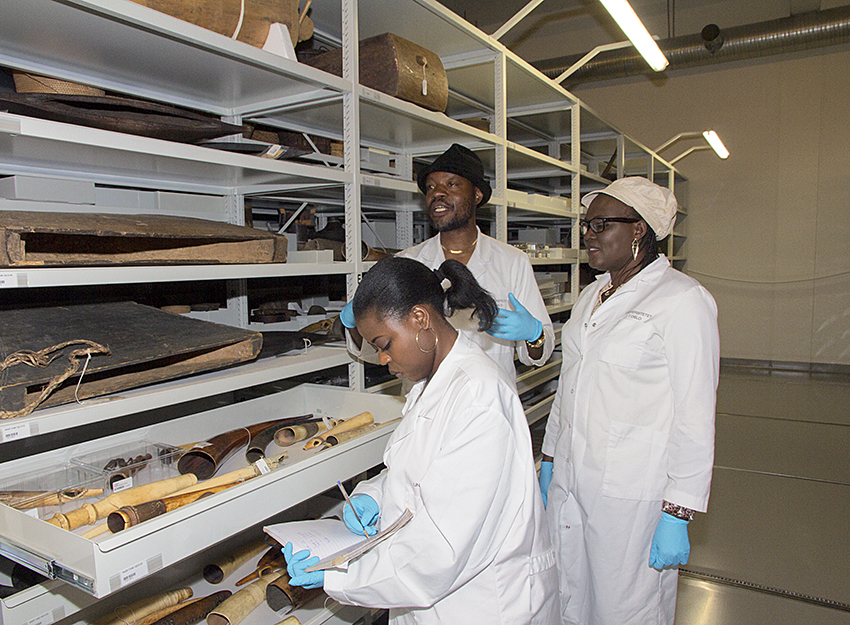 Fra besøk i museumsmagasinet